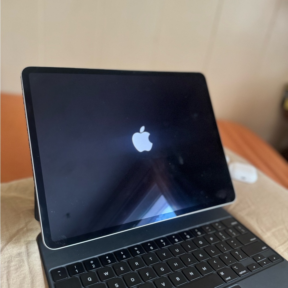 iPad Air M2 with Magic Keyboard Folio case and AirPod bundle - Picture 4 of 11